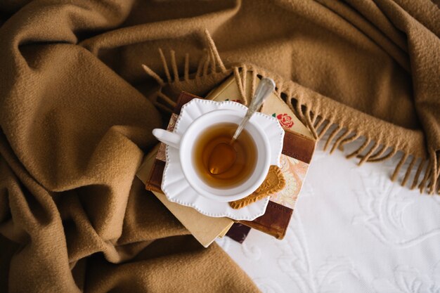 Taza con té en libros