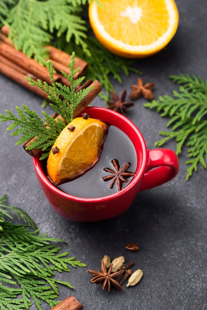 Taza de té con limón y frutas en la mesa