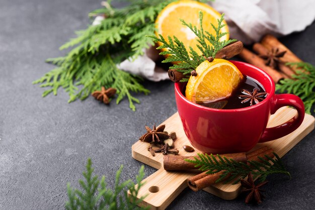 Taza de té con limón y frutas