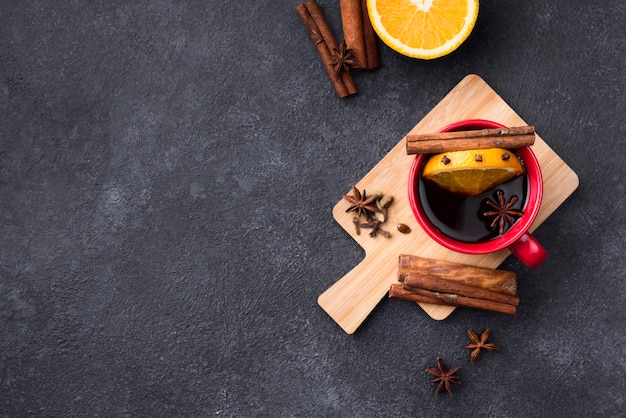 Taza de té de limón sobre tabla de madera con ingenio de espacio de copia