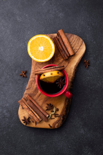 Taza de té de limón sobre tabla de madera