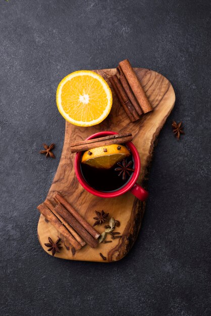 Taza de té de limón sobre tabla de madera