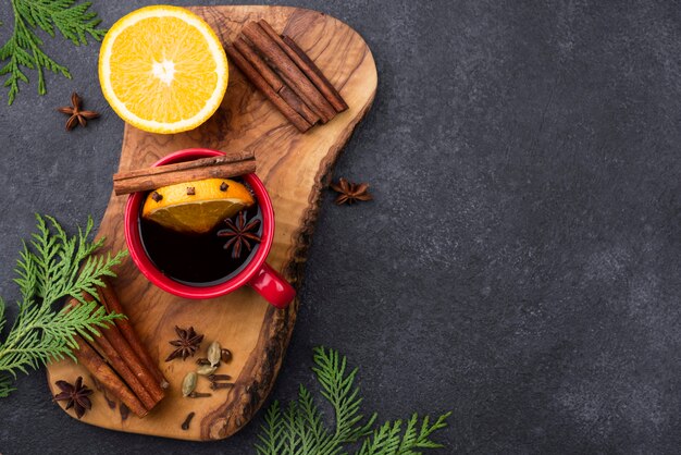 Taza de té de limón vista superior en tablero de madera