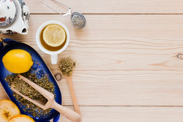 Taza de té con limones y tetera