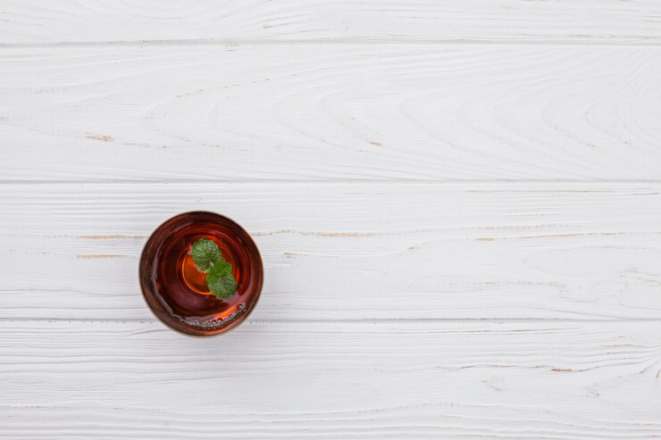 Foto gratuito taza de té con menta en mesa