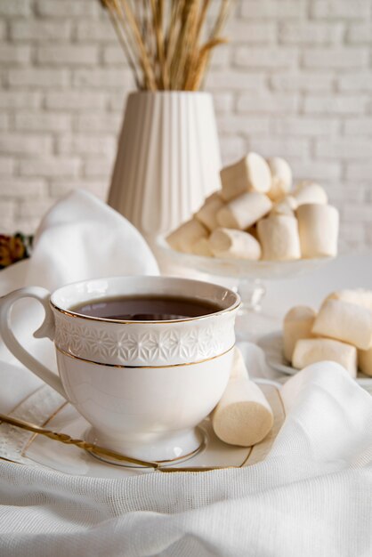 Taza de té con merienda al lado