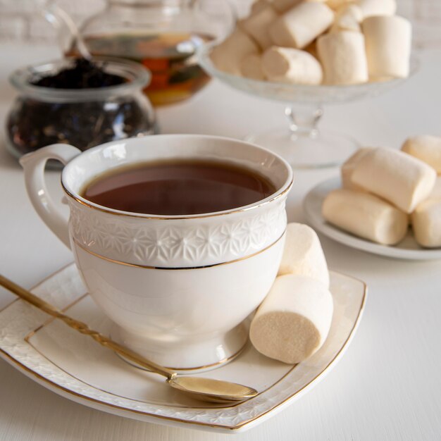 Taza de té con merienda