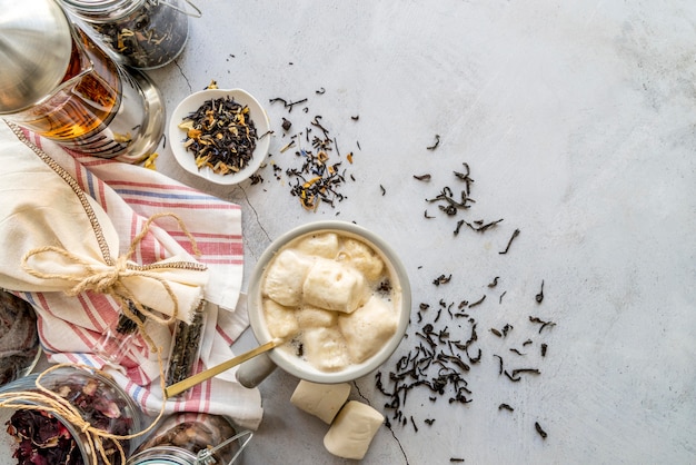 Taza con té en la mesa y hierbas