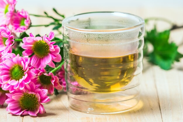 Una taza de té en la mesa