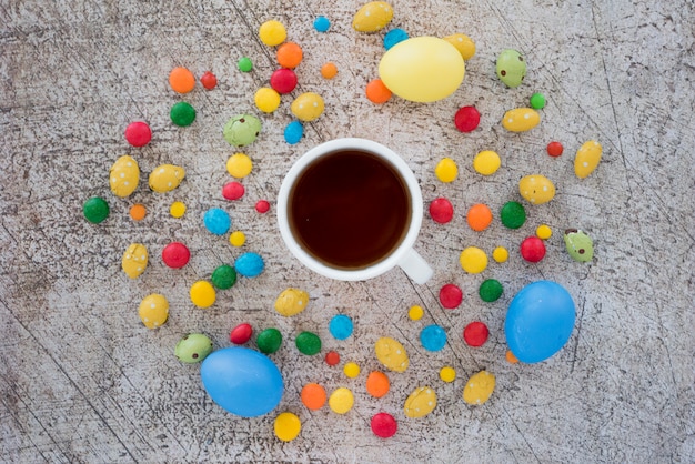 Taza de té entre mezcla de dulces y huevos.