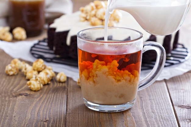 Taza de té negro con leche