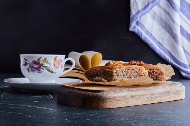 Una taza de té con pakhlava caucásica.