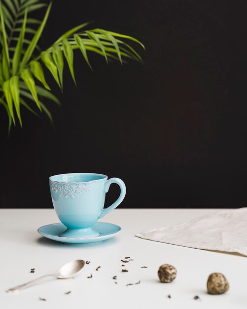 Taza de té y plato en la mesa