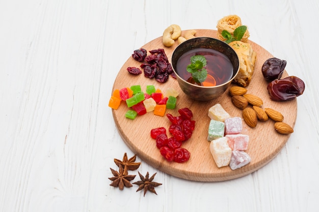 Taza de té y postres turcos frescos en bandeja