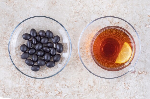 Una taza de té y una ración de bolas de caramelo.