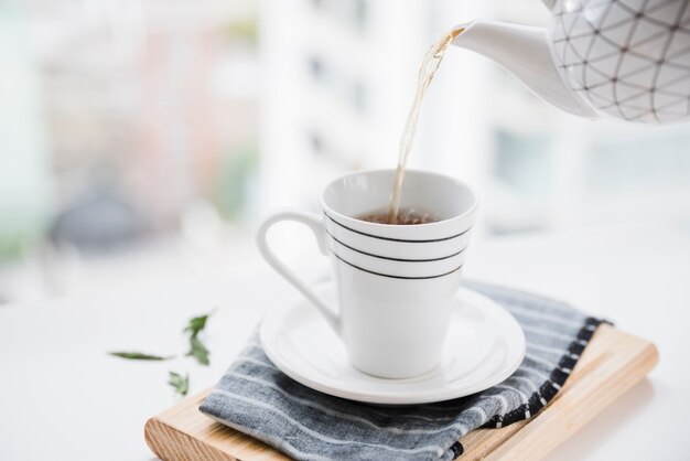 Taza de té siendo llenada