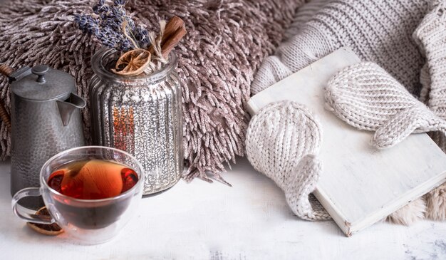 Una taza de té sobre la mesa en el interior de la casa.