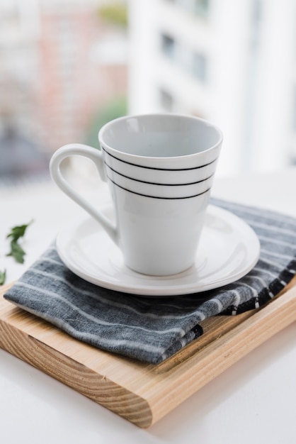 Foto gratuita taza de té sobre tabla de madera