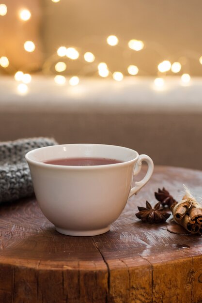 Taza de té en taburete de madera con canela