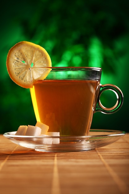 Foto gratuita taza de té verde caliente con azúcar y limón.