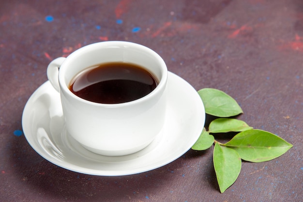 Taza de té de vista frontal en el espacio oscuro