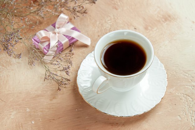 Taza de té vista frontal con poco presente