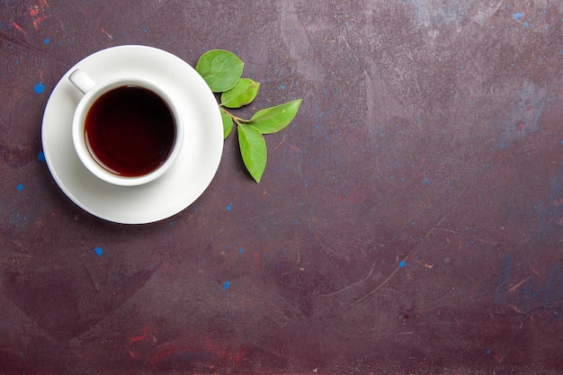 Taza de té de vista superior en el espacio oscuro