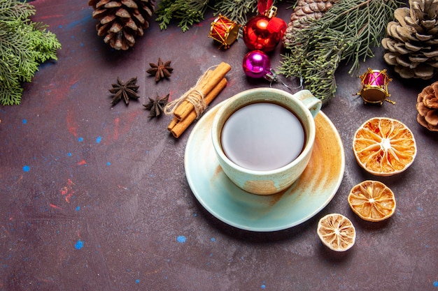 Taza de té de vista superior en el espacio oscuro