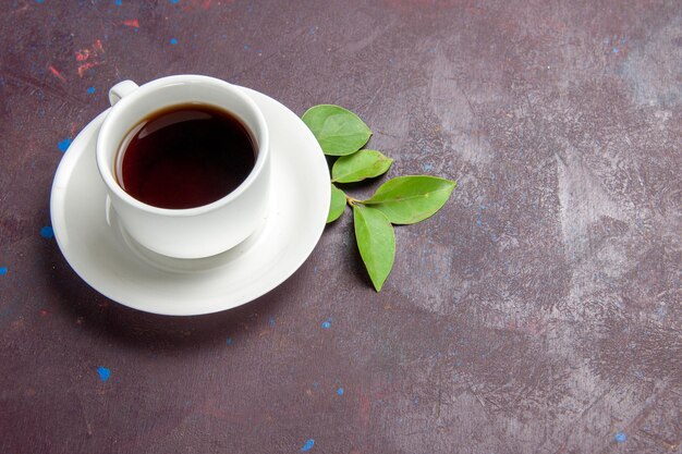 Taza de té de vista superior en el espacio oscuro