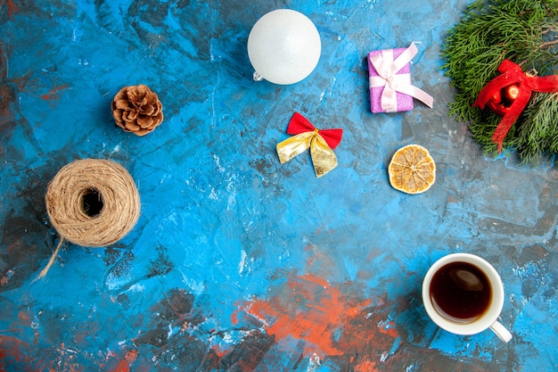 Taza de té de vista superior con presente