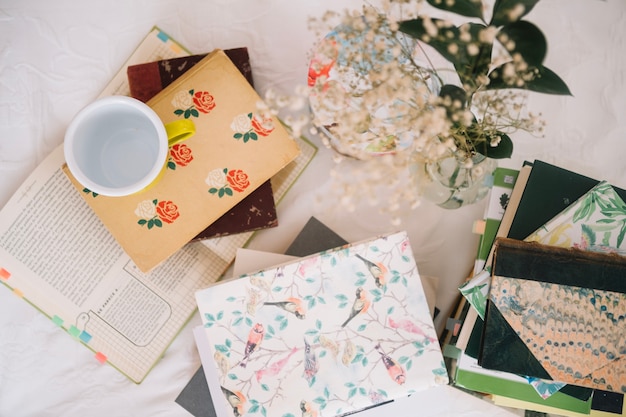 Foto gratuita taza vacía en libros