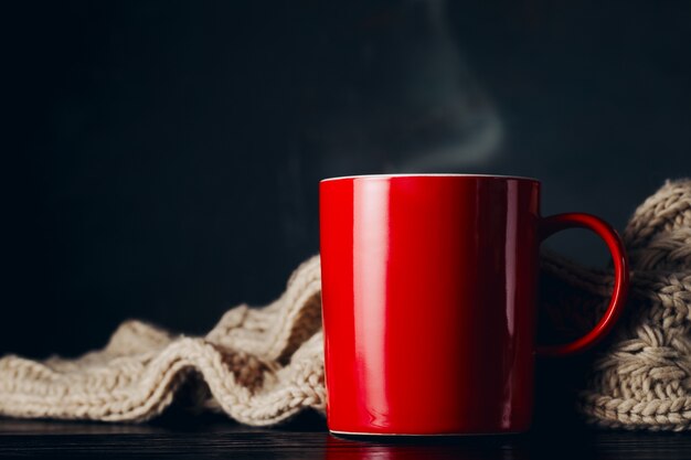 Taza de vapor y bufanda caliente