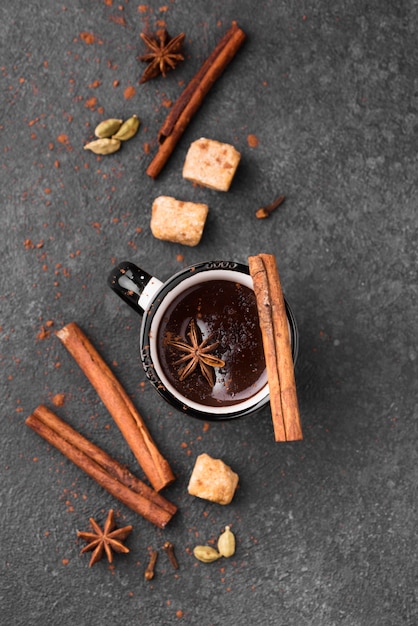 Taza de vista superior con chocolate caliente y canela