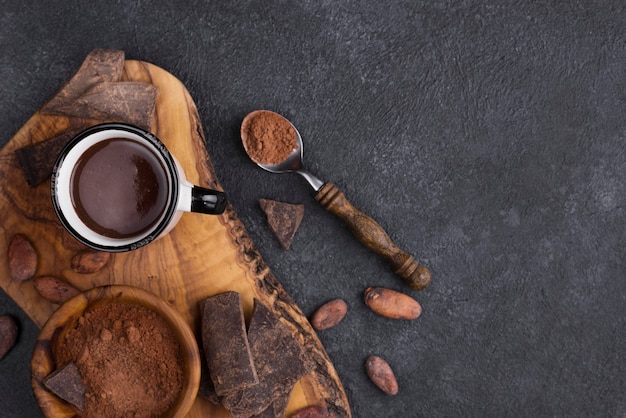 Taza de vista superior con chocolate caliente y espacio de copia