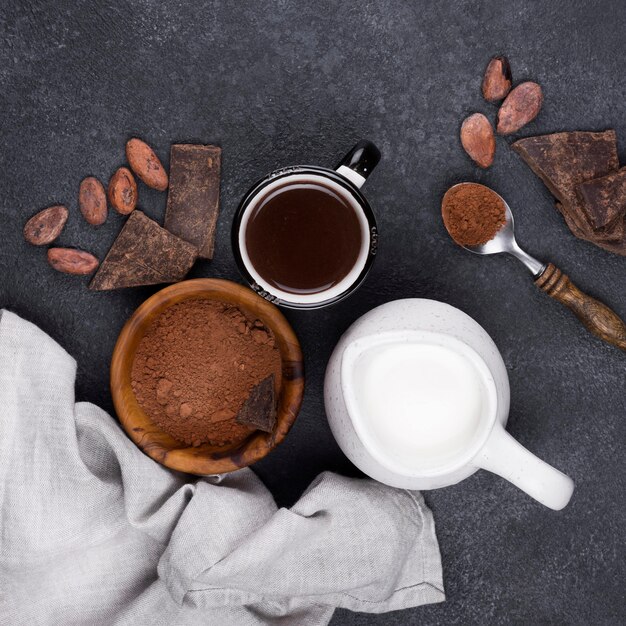 Taza de vista superior con chocolate caliente en la mesa