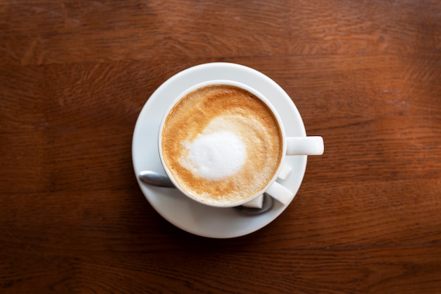 Taza de vista superior con delicioso café en la mesa