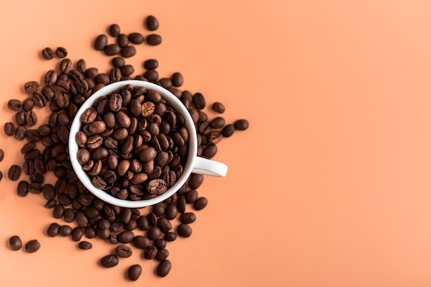 Taza de vista superior con granos de café orgánicos