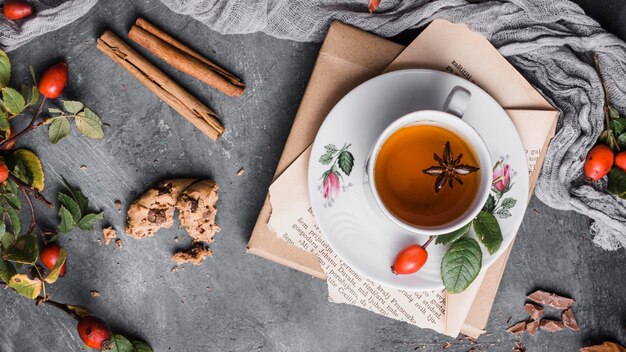 Taza de vista superior con té, anís estrellado y canela