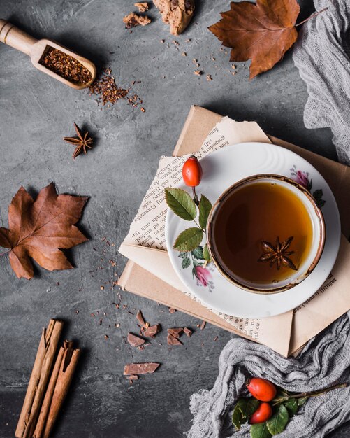 Taza de vista superior con té y anís estrellado