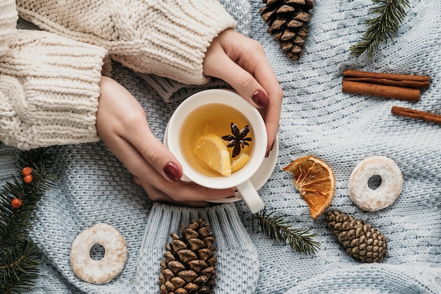 Taza de vista superior con té y anís estrellado