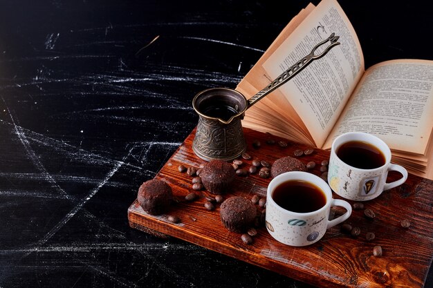 Tazas de café con bombones de chocolate.