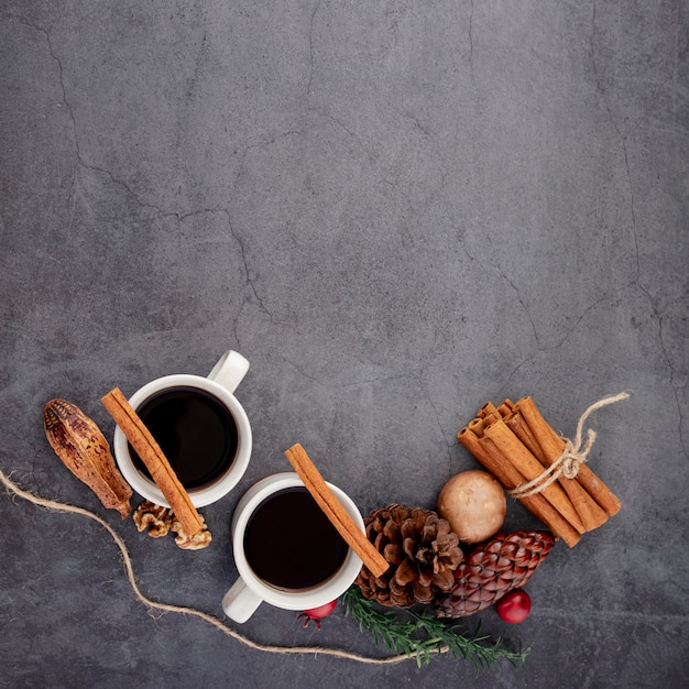 Tazas de café con canela y especias.