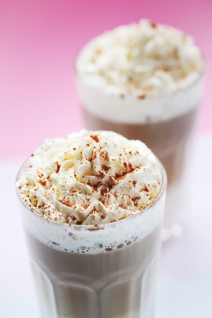 Tazas de café con caramelo y crema batida