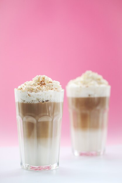 Tazas de café con caramelo y crema batida