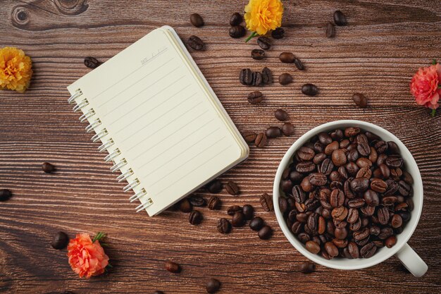 Tazas de café y granos de café sobre la mesa, día internacional del concepto de café