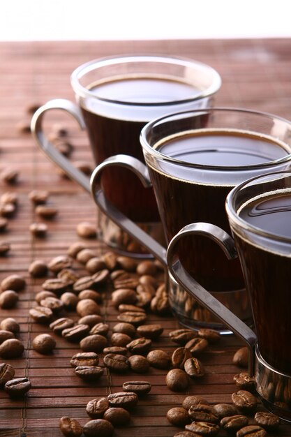 Tazas de café con granos de café.