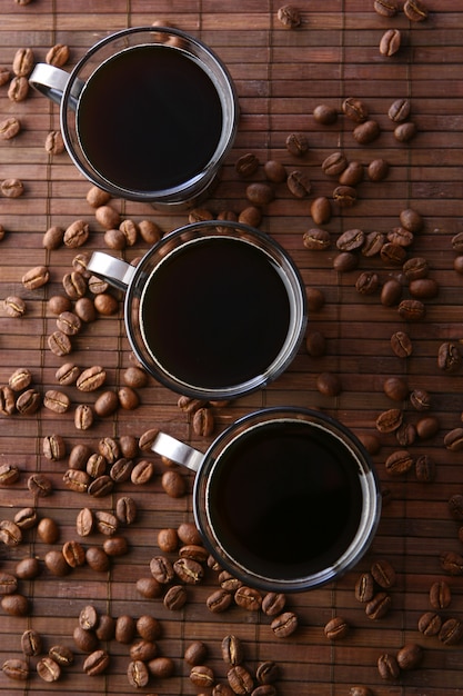 Tazas de café con granos de café.