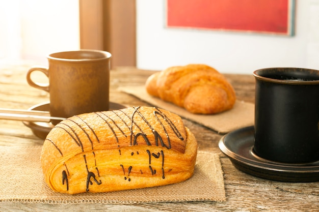 Foto gratuita tazas de café con hojaldre