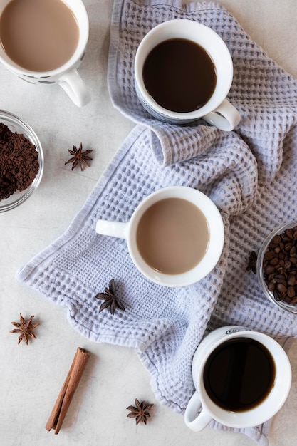 Tazas de café en la mesa