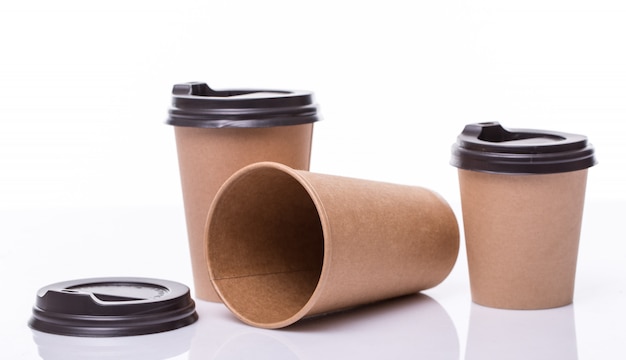 Tazas de café de papel cubierto de diferentes tamaños aislados en blanco